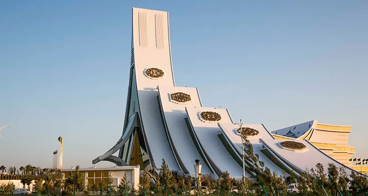 seitliche Ansicht des Awaza Kongre Merkezi in Turkmenistan