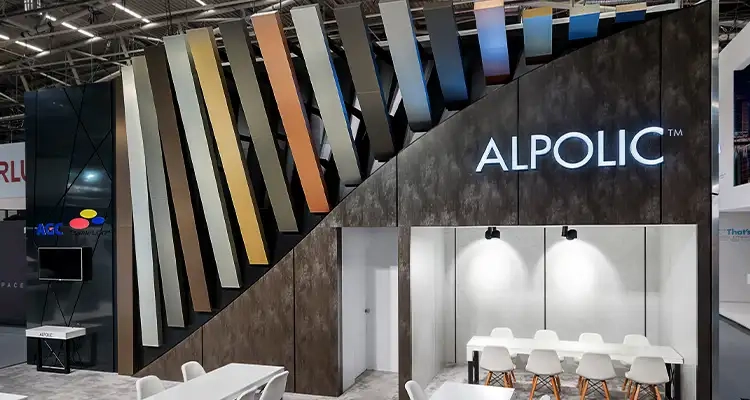 Frontale Ansicht der Hauptwand des Messestandes von ALPOLIC™auf der BAU 2019