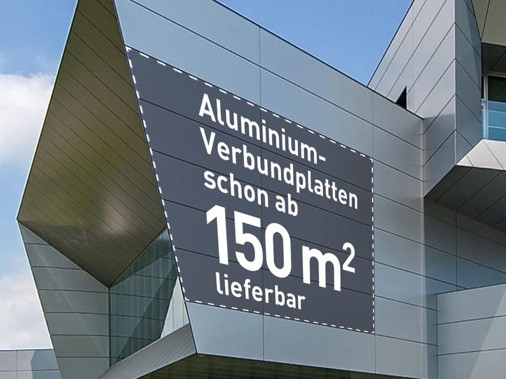Auf dem Bild ist eine Gebäudefassade zu sehen, auf der ein Banner mit der Aufschrift "Aluminium-Verbundplatten schon ab 150 qm lieferbar" hängt