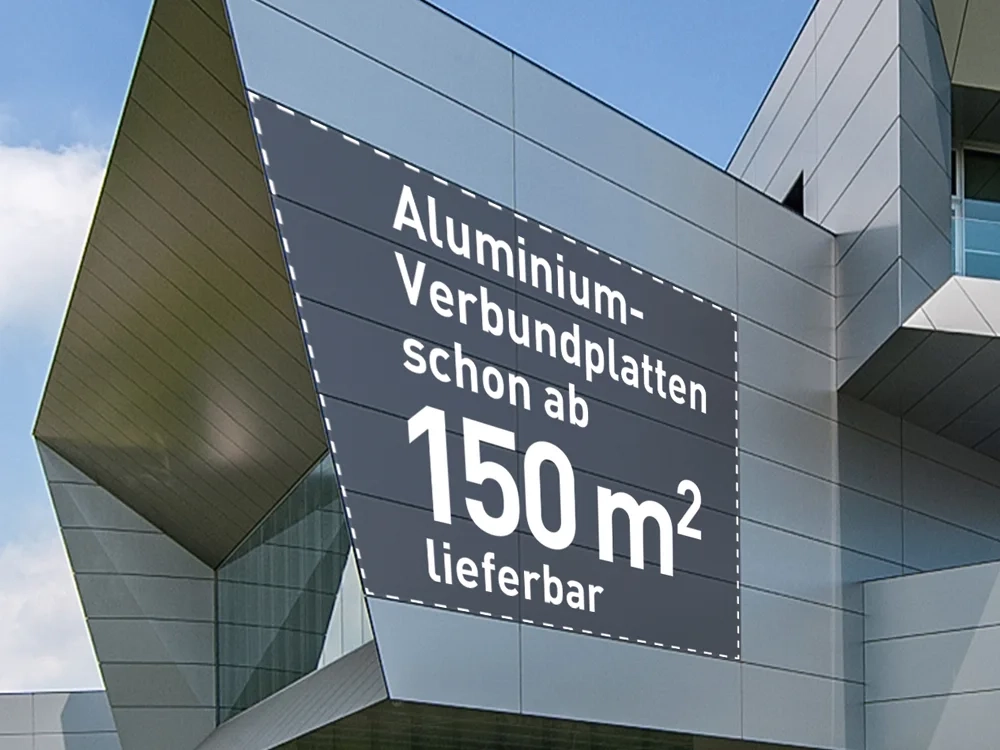 Kleinmengen Auf dem Bild ist eine Gebäudefassade zu sehen, auf der ein Banner mit der Aufschrift "Aluminium-Verbundplatten schon ab 150 qm lieferbar" hängt
