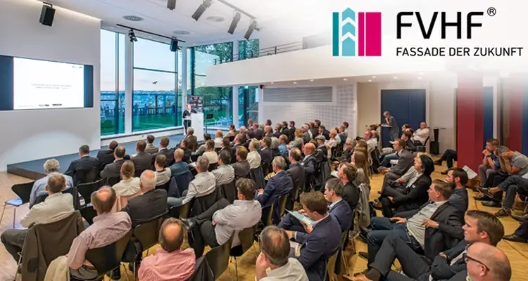 ALPOLIC News zum 18. deutschen Fassadentag 2019 Composing von zwei Motiven: Oben rechts in der Ecke befindet sich das Logo des FVHF, während das restliche Bild das Publikum des letzten Fassadentags während eines Vortrags zeigt.