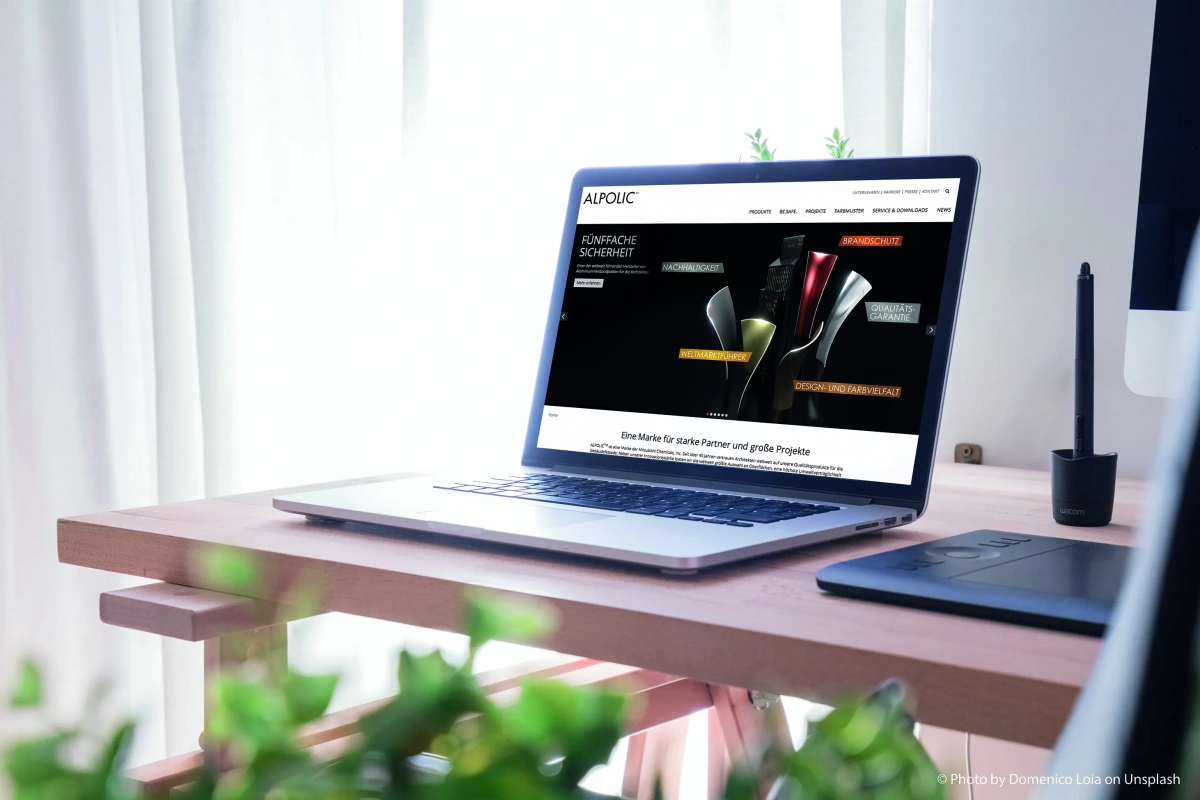 ALPOLIC™ Neue Website Blick auf einen geöffneten Laptop dessen Screen die neue ALPOLIC-Website zeigt