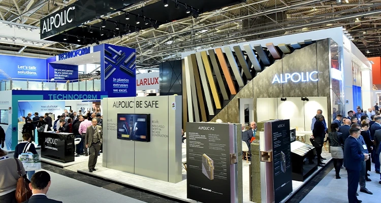 BAU 2019 Messestand von ALPOLIC™ Aufnahme von schräge vorne des Messestandes von ALPOLIC™