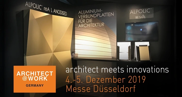 ALPOLIC™ überzeugt auf der ARCHITECT@WORK in Düsseldorf Vor einem Bild des Messestandes für die ARCHITECT@WORK in Düsseldorf ist links unten das Logo der Messe und rechts Name, Ort sowie das Datum der Verantsaltungsreihe (04.12. - 05.12.) zu sehen.