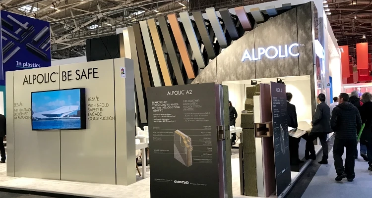 Exponate ALPOLIC™ Frontale Aufnahme der Exponate auf dem ALPOLIC™-Messestand