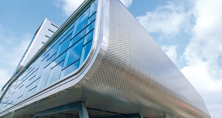 Ansicht des RAI in Amsterdam, gestaltet mit Aluminium-Verbundplatten.