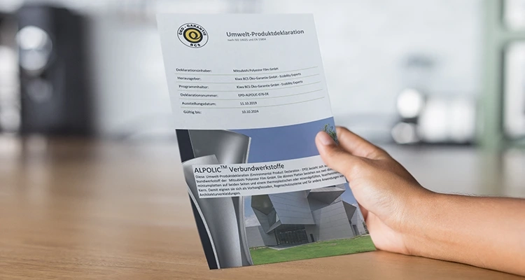 ALPOLIC™: Umwelt-Produktdeklaration (EPD) Eine Hand hält die Umwelt-Produktdeklaration auf Augenhöhe in der Hand.