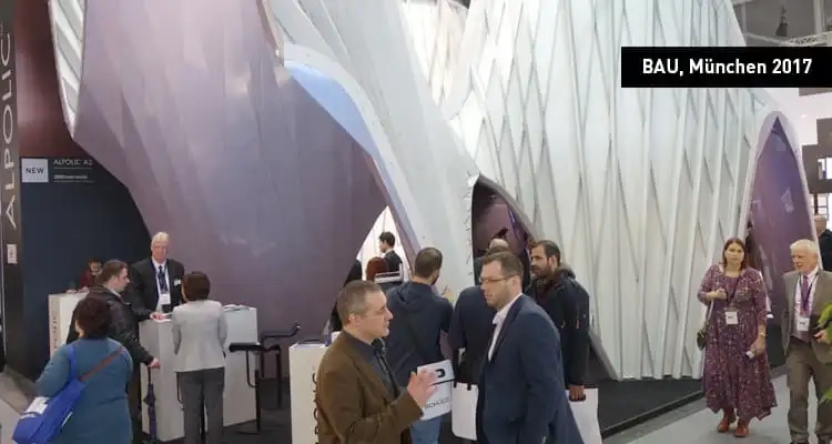 ALPOLIC™: Messestand BAU 2017 seitliche Aufnahme des Messestandes von ALPOLIC™ auf der BAU 2017 mit Besuchern