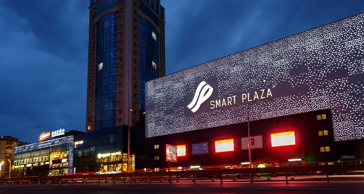 Blick auf die indirekt beleuchtete Fassade des Smart Plaza Politech in der Ukraine