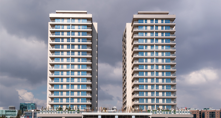 Zwei symmetrische Wohntürme des Projekts Route Istanbul mit Fassadenverkleidung aus ALPOLIC® Aluminium-Verbundplatten unter bewölktem Himmel Referenz