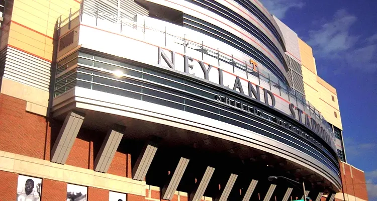 Fotografie der Gebäudefassade des Neyland-Stadiums