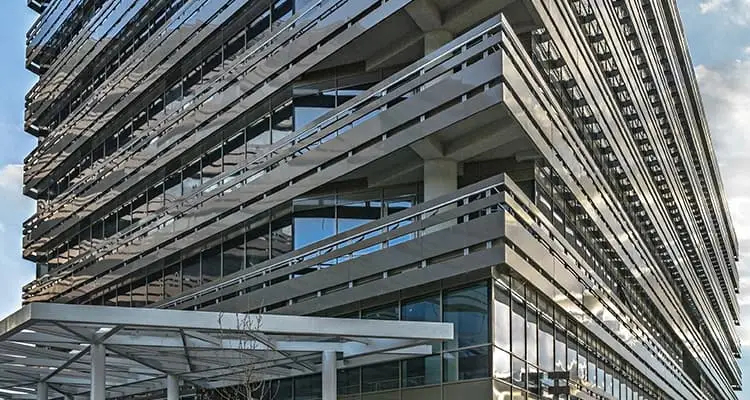 Foto der Gebäudefassade von Ronesans Construction