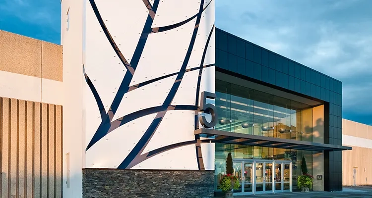 Fassadenfotografie des Pickering Towne Centre in Kanada.