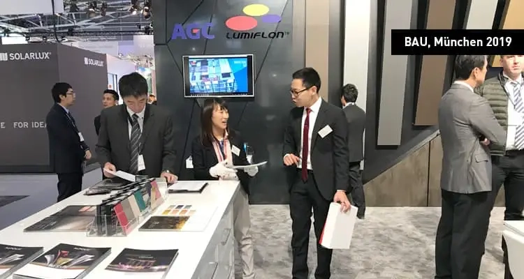 BAU 2019: Messestand Messestand von ALPOLIC™ auf der BAU 2019: Zwei Personen unterhalten sich