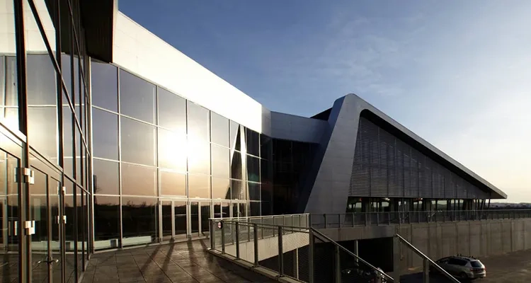 Aufnahme der Gebäudefassade des Gigantium-Swimming Arena
